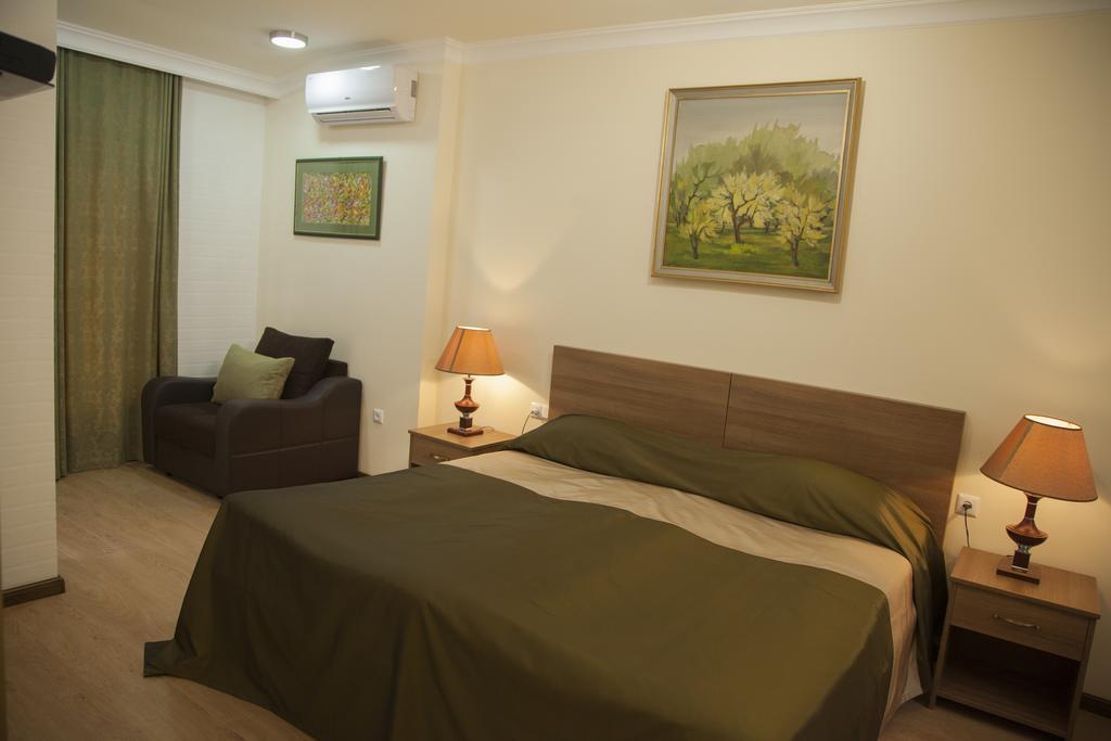 Hin Yerevantsi Hotel Екстер'єр фото