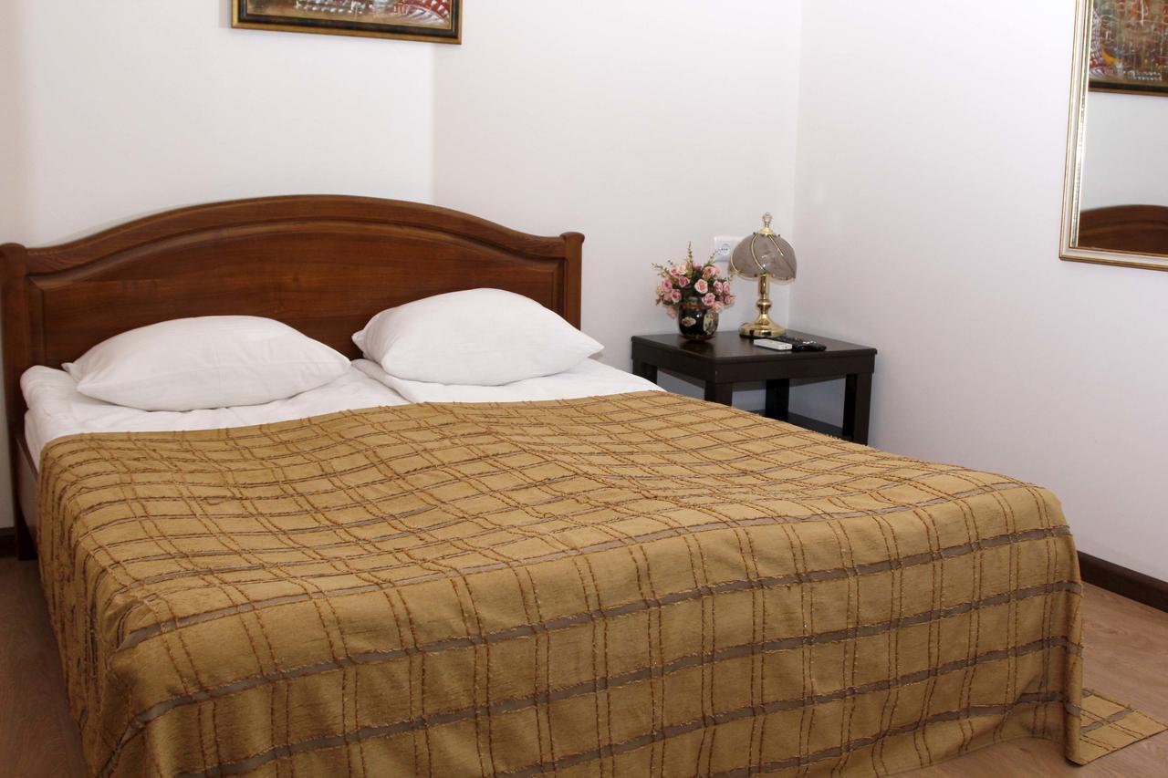 Hin Yerevantsi Hotel Екстер'єр фото